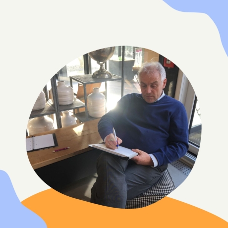Klaus Eisenhauer sitzt am Tisch und hält Gedanken 